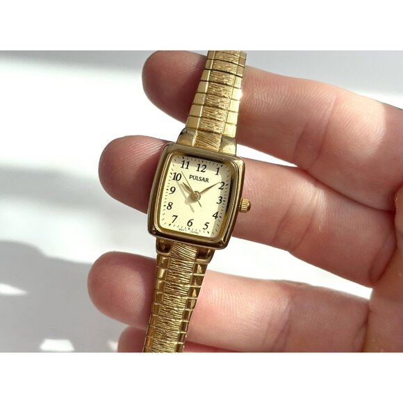 Pulsar V811-X055 Gold Toned Ladies Vintage Wristwatch - 18mm - WORKS! - Picture 3 of 14